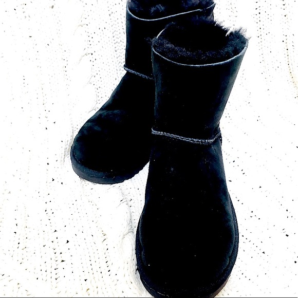 EUC Ugg Bailey Bow Short Black Boots - Picture 1 of 5